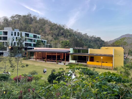 บริเวณที่พัก มองจากสวนด้านหลัง ที่พักเขาใหญ่ โรงแรมเขาใหญ่ hansar khaoyai thai wellness