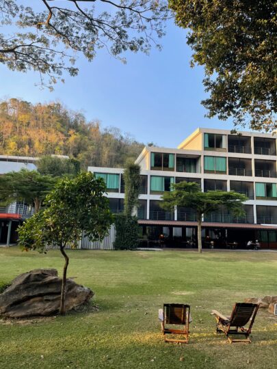 บริเวณสวนด้านหลังของที่พัก ที่พักเขาใหญ่ โรงแรมเขาใหญ่ hansar khaoyai thai wellness
